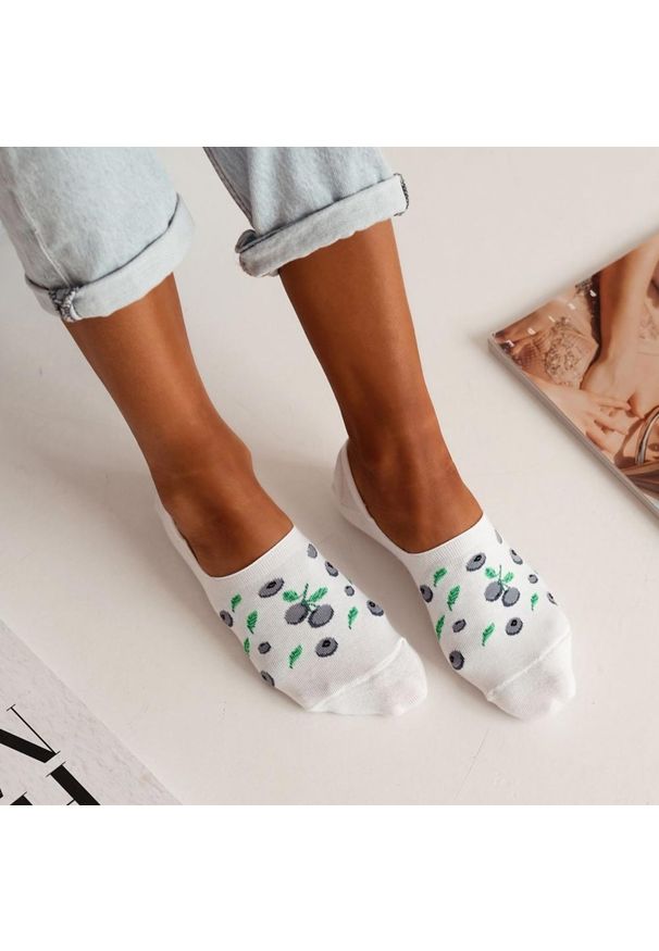 Milena - Białe microstopki bawełniane jagody 1231. Kolor: biały. Materiał: bawełna