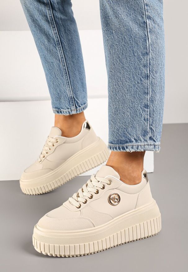 Renee - Beżowe Sneakersy Vices na Platformie z Tłoczeniem Ozdobione Metaliczną Aplikacją Eriri. Okazja: do pracy. Kolor: beżowy. Materiał: jeans. Szerokość cholewki: normalna. Wzór: aplikacja. Obcas: na platformie