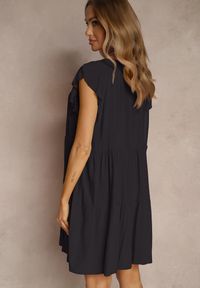 Renee - Czarna Bawełniana Sukienka Rozkloszowana z Falbankami Mirlio. Okazja: na co dzień. Typ kołnierza: kołnierz z falbankami. Kolor: czarny. Materiał: bawełna. Typ sukienki: rozkloszowane. Styl: klasyczny, elegancki, casual #5