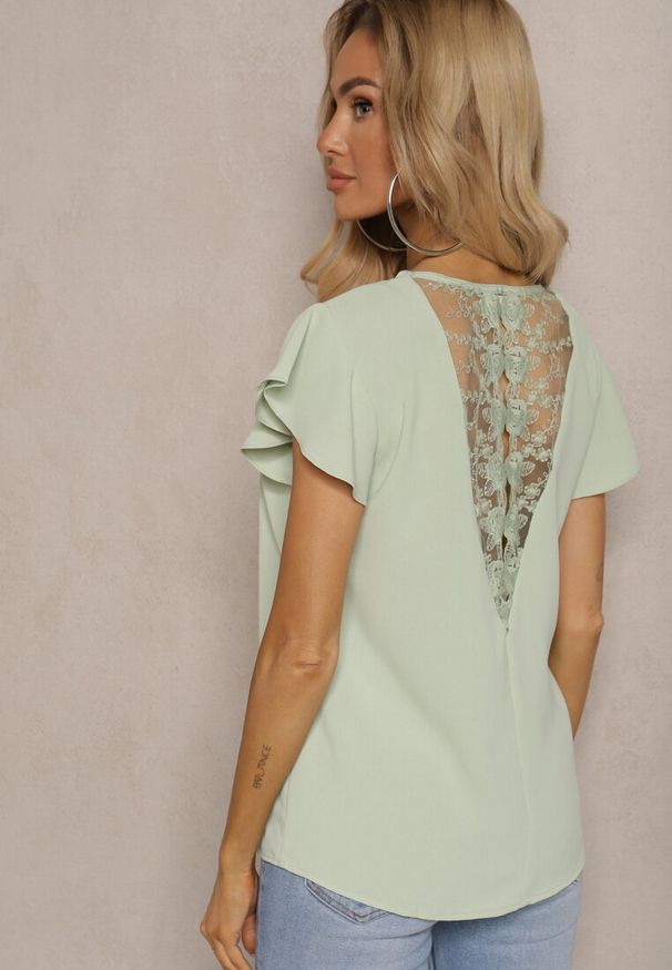 Renee - Zielona Przezroczysta Bluzka z Koronkowymi Wstawkami Lenley. Okazja: na co dzień. Typ kołnierza: kołnierz z falbankami. Kolor: zielony. Materiał: koronka. Styl: casual
