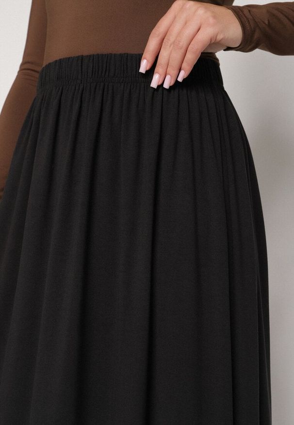 Born2be - Czarna Bawełniana Spódnica o Rozkloszowanym Kroju Tusnara. Kolor: czarny. Materiał: bawełna