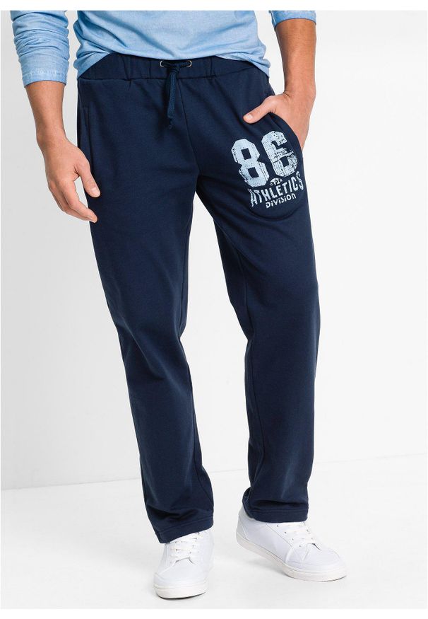 bonprix - Spodnie joggingowe ze sportowymi detalami, z czystej bawełny organicznej. Kolor: niebieski. Materiał: bawełna. Wzór: nadruk. Styl: sportowy