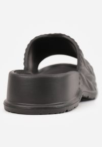 Born2be - Czarne Klapki na Grubej Podeszwie z Tłoczoną Cholewką Farnan. Okazja: na co dzień, na spacer. Kolor: czarny. Materiał: dzianina, dresówka. Wzór: paski. Sezon: lato. Styl: casual, elegancki #6