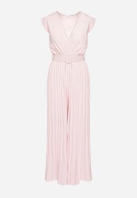 Born2be - Różowy Kombinezon o Kopertowym Kroju z Plisami i Paskiem w Talii Salivania. Okazja: na co dzień. Kolor: różowy. Styl: elegancki, casual #7