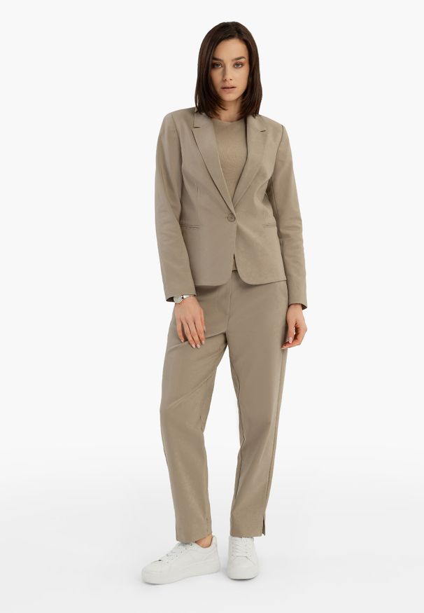 Volcano - Spodnie z prostą nogawką R-SAMI. Okazja: na co dzień. Kolor: beżowy. Materiał: elastan, bawełna, materiał. Długość: krótkie. Styl: casual, elegancki, klasyczny