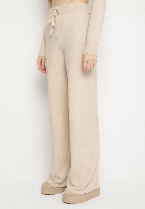 Born2be - Jasnobeżowy Dzianinowy Komplet z Wełną i Bawełną Spodnie i Sweter z Golfem Errele. Kolor: beżowy. Materiał: dzianina, wełna, bawełna. Sport: golf