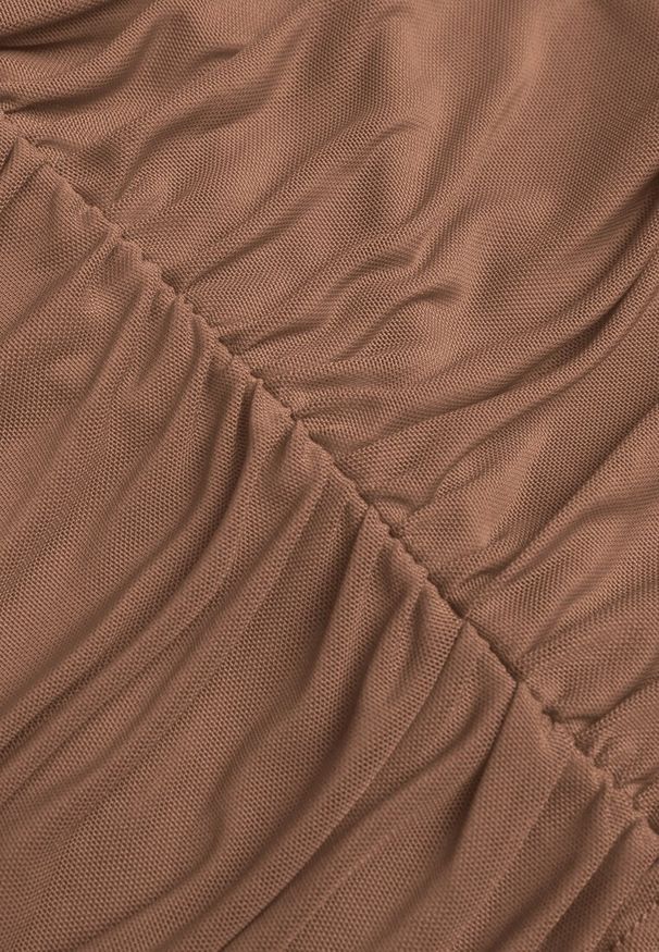 Renee - Ciemnobeżowa Drapowana Bluzka VICES z Odkrytymi Ramionami i Siateczkowymi Rękawami Atevite. Okazja: na co dzień. Kolor: beżowy. Materiał: jeans. Styl: casual