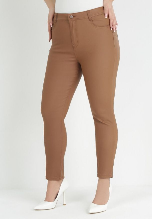 Born2be - Brązowe Spodnie Skinny Push Up Zami. Okazja: na co dzień. Kolekcja: plus size. Kolor: brązowy. Wzór: aplikacja. Styl: elegancki, casual