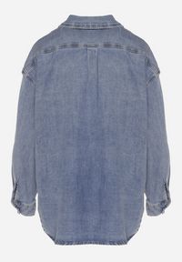 Born2be - Niebieska Koszula Jeansowa Oversize z Wiskozą Ulathiela. Okazja: na spotkanie biznesowe, na co dzień. Typ kołnierza: kołnierzyk klasyczny. Kolor: niebieski. Materiał: jeans, wiskoza. Długość rękawa: długi rękaw. Długość: długie. Styl: klasyczny, biznesowy, casual, elegancki
