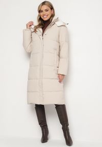 Born2be - Jasnobeżowa Długa Kurtka Pikowana z Odpinanym Kapturem i Kieszeniami Etarose. Okazja: na co dzień, na spacer. Kolor: beżowy. Materiał: jeans. Długość: długie. Styl: casual, elegancki #1