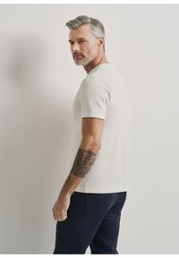 Ochnik - Kremowy T-shirt męski basic z logo. Kolor: biały. Materiał: bawełna. Wzór: aplikacja