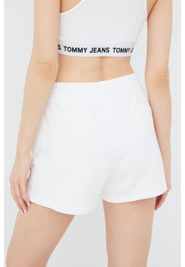 Tommy Jeans szorty bawełniane damskie kolor biały gładkie high waist. Okazja: na co dzień. Stan: podwyższony. Kolor: biały. Materiał: bawełna. Wzór: gładki. Styl: casual