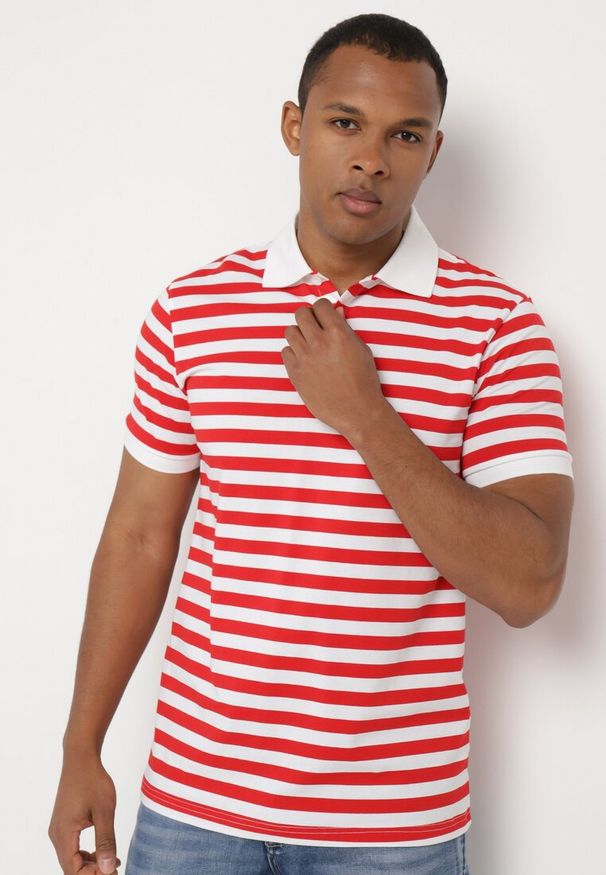 Born2be - Biało-Czerwona Klasyczna Bawełniana Koszulka Polo z Kołnierzykiem Zapinana na Guziki pod Szyją Betima. Okazja: na co dzień, na randkę, na spacer. Typ kołnierza: polo. Kolor: biały. Materiał: bawełna. Wzór: aplikacja, paski. Styl: klasyczny