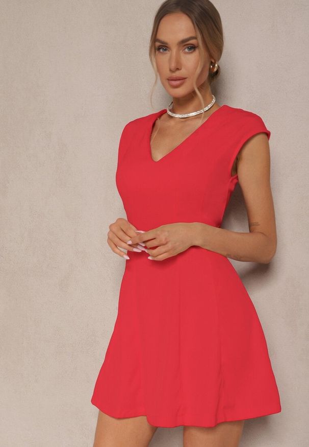 Renee - Czerwona Taliowana Sukienka z Rozkloszowanym Dołem Elliara. Okazja: na co dzień. Kolor: czerwony. Styl: elegancki, klasyczny, casual