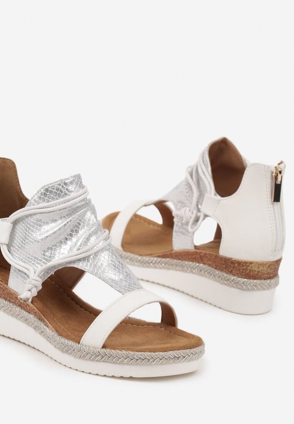 Born2be - Białe Sandały z Ozdobnym Wiązaniem na Koturnie Benilra. Okazja: na co dzień. Kolor: biały. Sezon: lato. Obcas: na koturnie. Styl: elegancki, casual