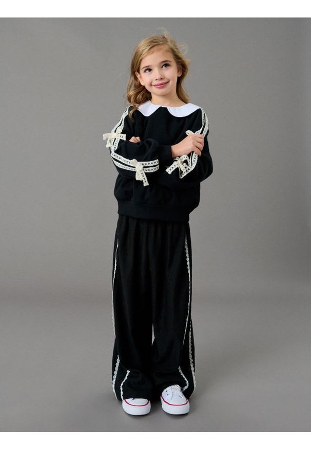 Sinsay - Jeansy wide leg z ozdobną koronką - czarny. Kolor: czarny. Wzór: koronka