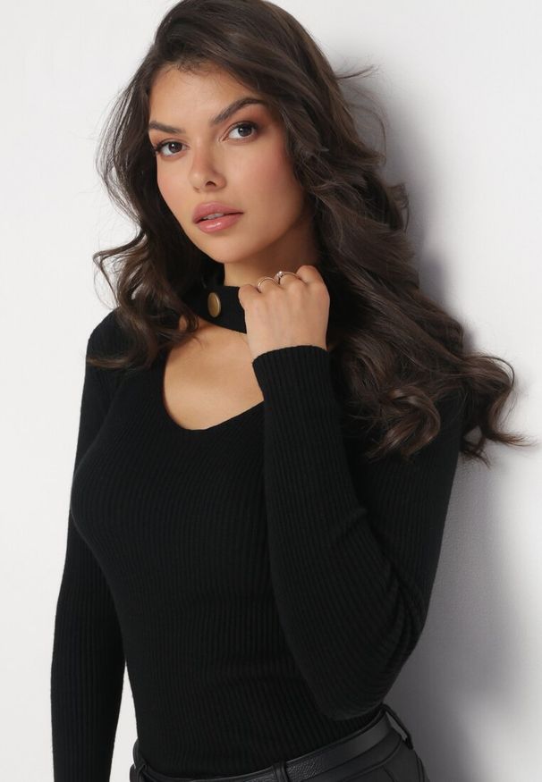 Born2be - Czarny Sweter z Golfem z Ozdobnym Wycięciem Essine. Typ kołnierza: golf. Kolor: czarny. Materiał: materiał. Sezon: zima