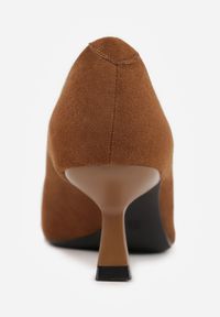 Renee - Jasnobrązowe Czółenka VICES na Obcasie Kaczuszka z Aplikacją w Kształcie Trójkąta Ilereisis. Kolor: brązowy. Materiał: koronka. Wzór: aplikacja. Obcas: na obcasie. Wysokość obcasa: średni #3