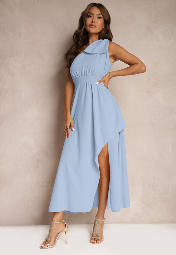 Renee - Jasnoniebieska Sukienka Koktajlowa o Asymetrycznym Kroju na Jedno Ramię Ozdobiona Kokardą Vimorissa. Okazja: na ślub cywilny, na imprezę, na wesele, na studniówkę. Typ kołnierza: kokarda. Kolor: niebieski. Wzór: aplikacja. Typ sukienki: asymetryczne. Styl: wizytowy