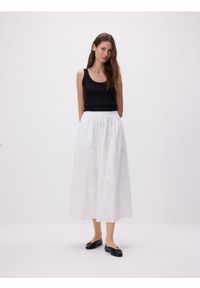 Reserved - Spódnica midi z haftem - biały. Kolor: biały. Materiał: tkanina, bawełna. Wzór: haft #1