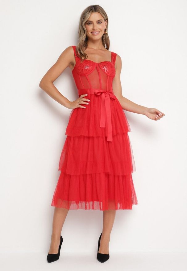 Born2be - Czerwona Sukienka Koktajlowa z Gorsetową Górą Falbanami Cekinami i Kokardą Loralina. Typ kołnierza: kokarda, dekolt gorset. Kolor: czerwony. Długość rękawa: na ramiączkach. Wzór: aplikacja. Typ sukienki: gorsetowe. Styl: wizytowy