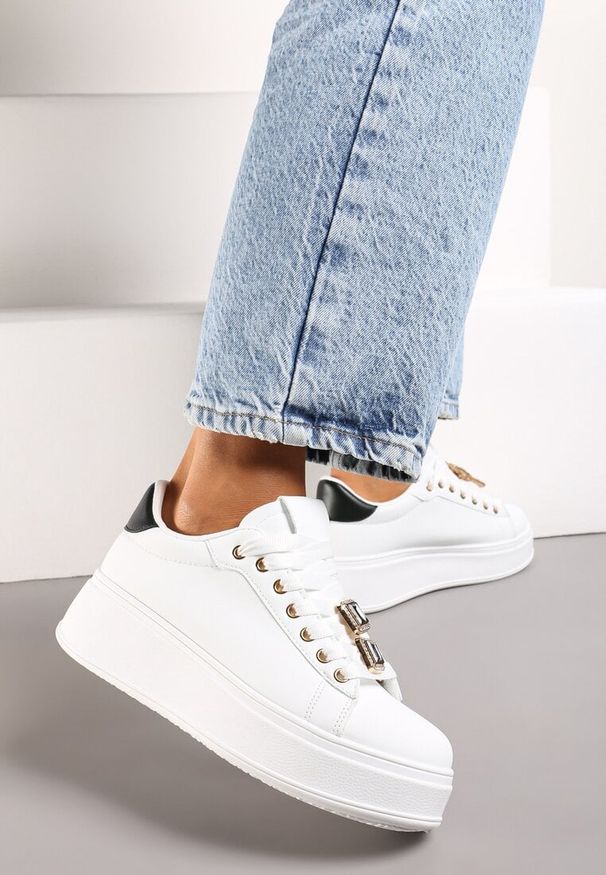 Renee - Biało-Czarne Sneakersy z Platformą i Odpinanymi Biżuteryjnymi Aplikacjami na Sznurówkach Tamaki. Okazja: na co dzień. Kolor: biały. Materiał: jeans. Wzór: aplikacja. Obcas: na platformie