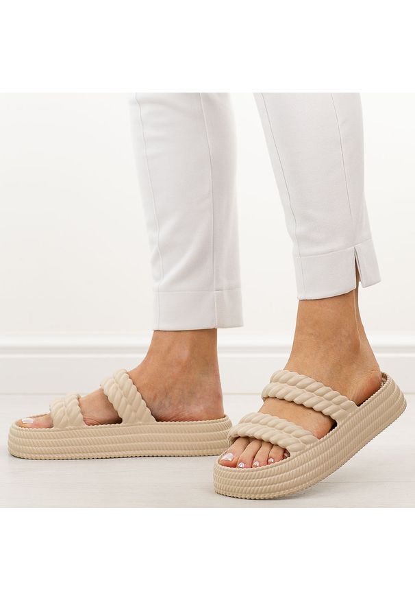 Beżowe lekkie piankowe klapki damskie DiA 51-001. Okazja: na co dzień, do domu. Kolor: beżowy. Materiał: tworzywo sztuczne, materiał, dresówka. Sezon: wiosna, lato. Obcas: na platformie. Styl: casual, klasyczny, sportowy