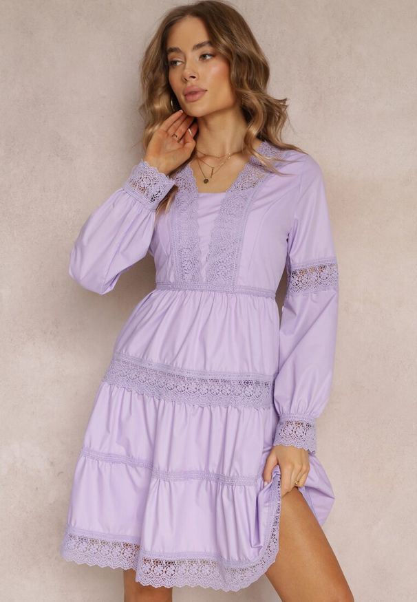 Renee - Fioletowa Rozkloszowana Sukienka Mini z Ozdobnym Dekoltem z Koronką Eudovana. Kolor: fioletowy. Materiał: koronka. Wzór: koronka. Sezon: wiosna, lato. Długość: mini