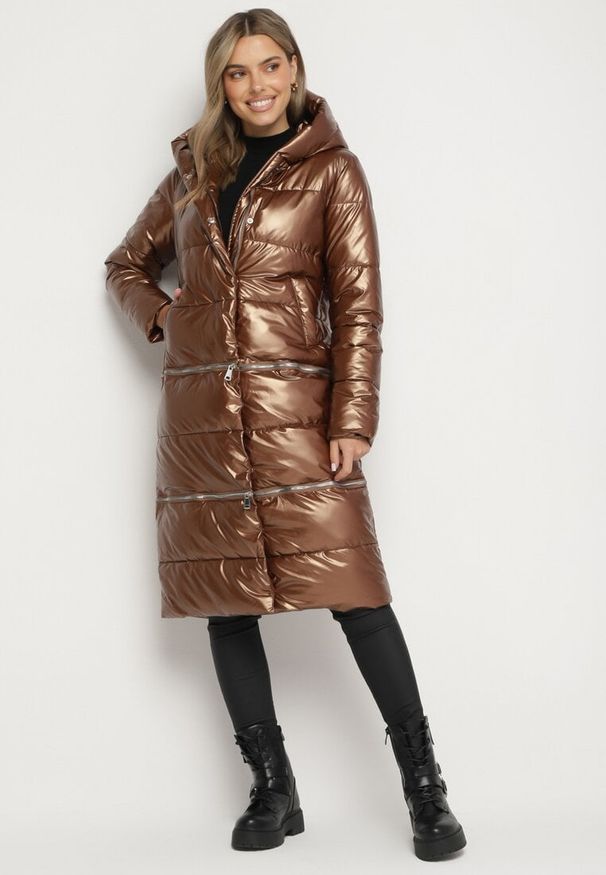 Born2be - Brązowa Kurtka z Kapturem i Szerokim Pikowaniem o Regulowanej Długości Ansanna. Okazja: na co dzień. Typ kołnierza: kaptur. Kolor: brązowy. Materiał: jeans. Styl: casual