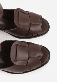 Born2be - Ciemnobrązowe Sandały na Obcasie Ozdobione Geometryczną Cholewką Salomia. Okazja: na co dzień, na imprezę. Zapięcie: pasek. Kolor: brązowy. Wzór: geometria, aplikacja. Sezon: lato. Obcas: na obcasie. Styl: casual. Wysokość obcasa: średni #3