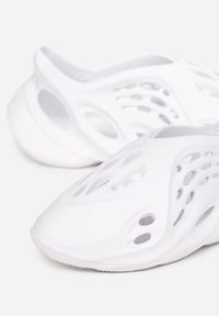 Born2be - Białe Sneakersy z Pianki Zdobione Wycięciami Harelle. Kolor: biały. Wzór: aplikacja