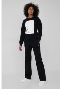 Armani Exchange bluza damska kolor czarny z aplikacją. Kolor: czarny. Długość rękawa: długi rękaw. Długość: długie. Wzór: aplikacja
