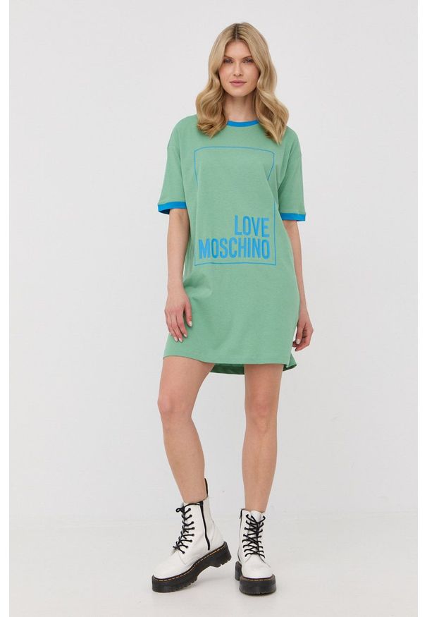 Love Moschino sukienka bawełniana kolor zielony mini oversize. Kolor: zielony. Materiał: bawełna. Długość rękawa: krótki rękaw. Wzór: nadruk. Typ sukienki: oversize. Długość: mini