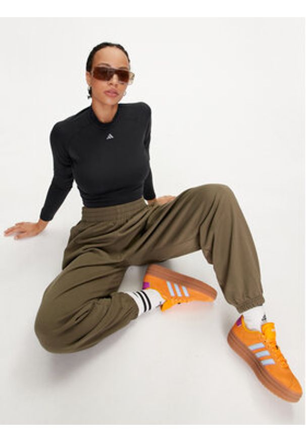 Adidas - adidas Spodnie dresowe Essentials Fleece Boyfriend JIY9692 Khaki Loose Fit. Kolor: brązowy. Materiał: bawełna