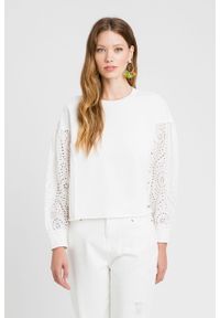 TwinSet - Biała bluzka z koronkowymi rękawami Twinset. Kolor: biały. Materiał: koronka. Wzór: aplikacja