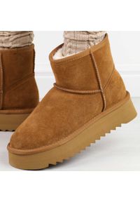 Camelowe skórzane ciepłe zimowe mukluki, eskimoski T.Sokolski 531. Okazja: na co dzień, na spacer. Nosek buta: okrągły. Materiał: skóra, zamsz. Szerokość cholewki: normalna. Sezon: zima. Obcas: na platformie. Styl: klasyczny, casual, elegancki #1