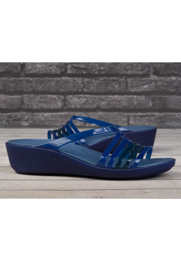 Klapki damskie do chodzenia Crocs ISABELLA MINI. Kolor: niebieski
