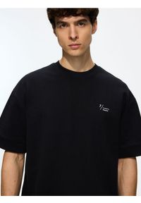 Reserved - T-shirt boxy z nadrukiem - czarny. Kolor: czarny. Materiał: bawełna, dzianina. Wzór: nadruk #1