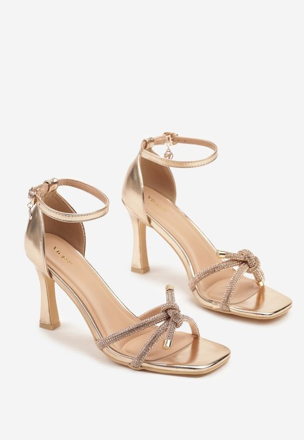 Born2be - Szampańskie Sandały Vices Ozdobione Cyrkoniami Eralirea. Okazja: na spacer. Zapięcie: sprzączka. Kolor: złoty. Wzór: aplikacja. Sezon: lato. Obcas: na obcasie. Styl: elegancki, klasyczny. Wysokość obcasa: wysoki