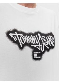 Tommy Jeans T-Shirt Spray DM0DM18272 Biały Regular Fit. Kolor: biały. Materiał: bawełna #4