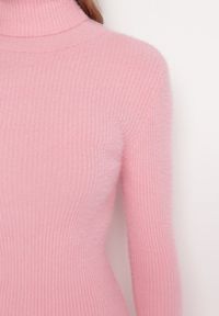 Born2be - Różowa Sweterkowa Puchata Sukienka Midi z Wełny z Golfem Sebhat. Typ kołnierza: golf. Kolor: różowy. Materiał: wełna. Długość: midi #2