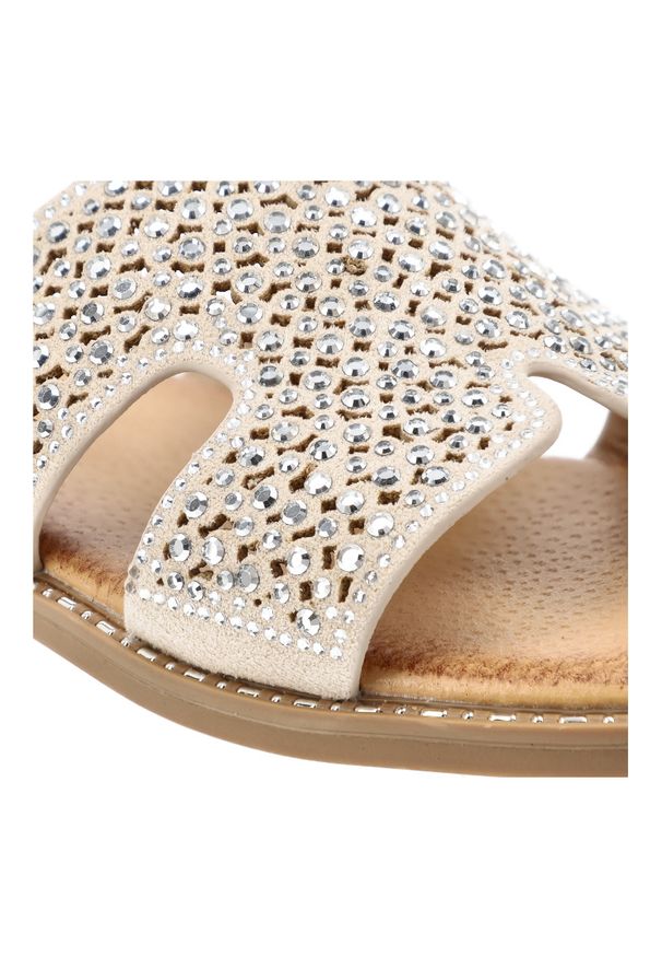 Klapki damskie Filippo, na płaskim obcasie materiałowe bogato zdobione, beżowe, DK6973-25-BE. Okazja: na co dzień. Kolor: beżowy. Materiał: materiał. Wzór: aplikacja. Sezon: lato. Obcas: na obcasie. Styl: elegancki, glamour, wakacyjny, casual. Wysokość obcasa: niski