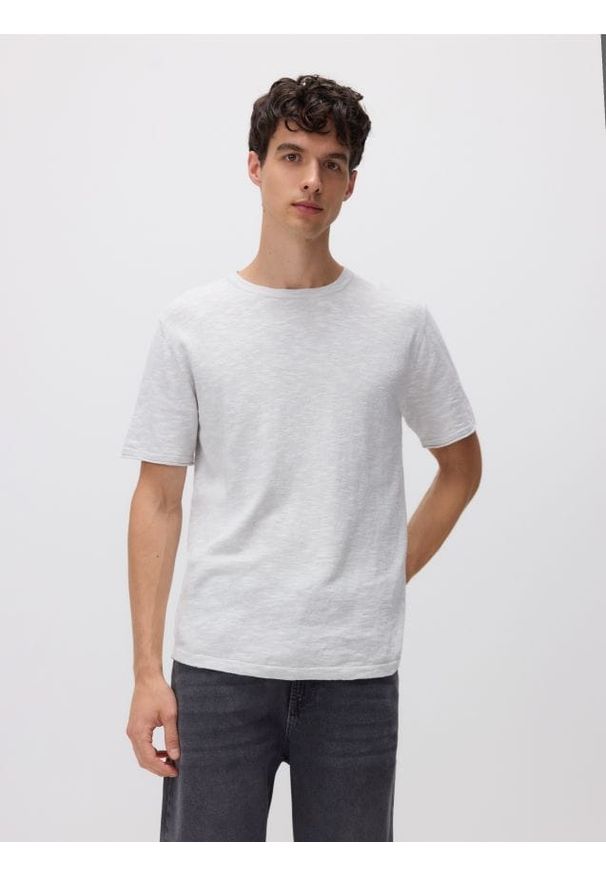 Reserved - Sweter z krótkim rękawem z dodatkiem lnu - jasnoszary. Kolor: szary. Materiał: len. Długość rękawa: krótki rękaw. Długość: krótkie