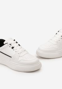 Renee - Biało-Czarne Sznurowane Sneakersy Ozdobione Perforacją i Przeszyciami Eglia. Kolor: biały. Wzór: aplikacja