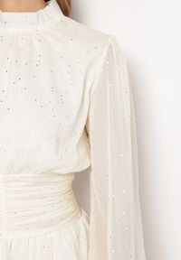 Born2be - Jasnobeżowa Elegancka Sukienka z Błyszczącymi Drobinkami i Falbankami Tinaria. Typ kołnierza: kołnierz z falbankami. Kolor: beżowy. Styl: elegancki #2