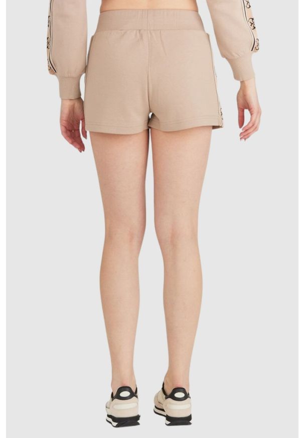 Guess - GUESS Beżowe szorty damskie z lampasami w logo, Rozmiar M. Kolor: beżowy. Materiał: bawełna. Wzór: aplikacja