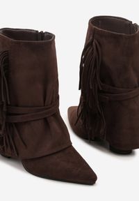 Renee - Brązowe Botki Boho z Cholewką Imitującą Nogawkę i Frędzlami Zaslie. Okazja: na imprezę, na co dzień. Kolor: brązowy. Materiał: jeans, skóra. Szerokość cholewki: normalna. Obcas: na obcasie. Styl: boho. Wysokość obcasa: średni #6
