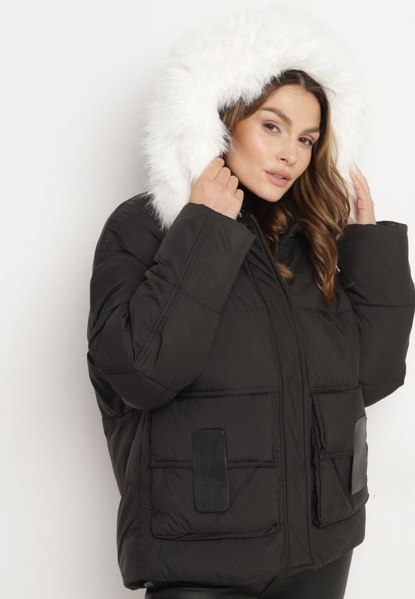 Born2be - Czarna Kurtka Pikowana z Odpinanym Futerkiem Nomizia. Okazja: na co dzień, na spacer. Kolor: czarny. Materiał: futro. Sezon: zima. Styl: elegancki, casual