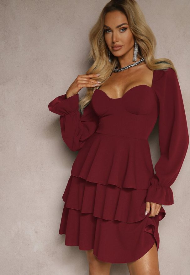 Renee - Bordowa Sukienka o Rozkloszowanym Kroju z Falbanami i Bufiastymi Rękawami Semiella. Okazja: na imprezę, na randkę. Kolor: czerwony. Styl: elegancki