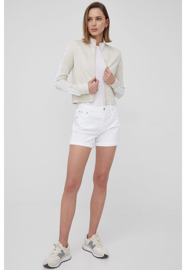 Calvin Klein Jeans szorty J20J218497.PPYY damskie kolor biały gładkie high waist. Okazja: na co dzień. Stan: podwyższony. Kolor: biały. Materiał: tkanina. Wzór: gładki. Styl: casual